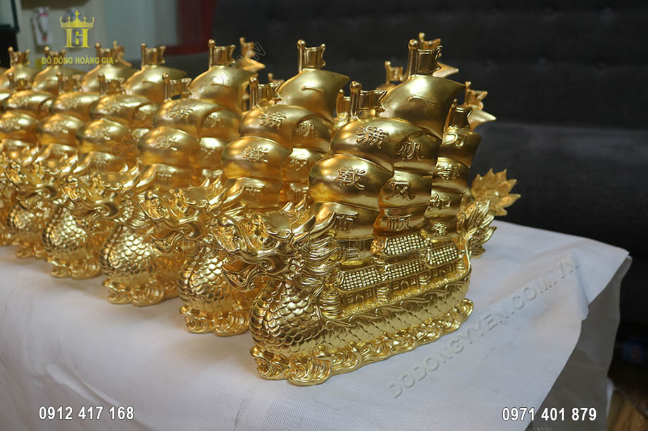 Ngo&agrave;i được d&ugrave;ng để trang tr&iacute; kh&ocirc;ng gian sống, vật phẩm n&agrave;y c&ograve;n d&ugrave;ng l&agrave;m m&oacute;n qu&agrave; v&ocirc; c&ugrave;ng &yacute; nghĩa nh&acirc;n dịp khai trương cửa h&agrave;ng với &yacute; nghĩa ch&uacute;c gia chủ mua may b&aacute;n đắt, l&agrave;m ăn kinh doanh xu&ocirc;n sẻ